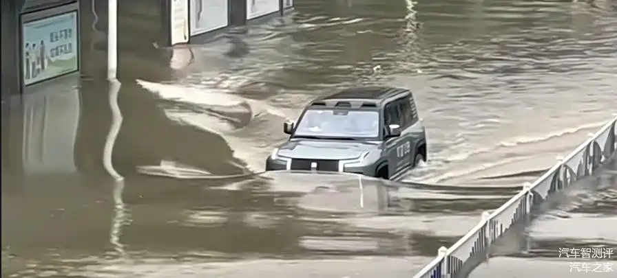 爱游戏体育-暴雨中备战关键一战，球队顽强面对困境