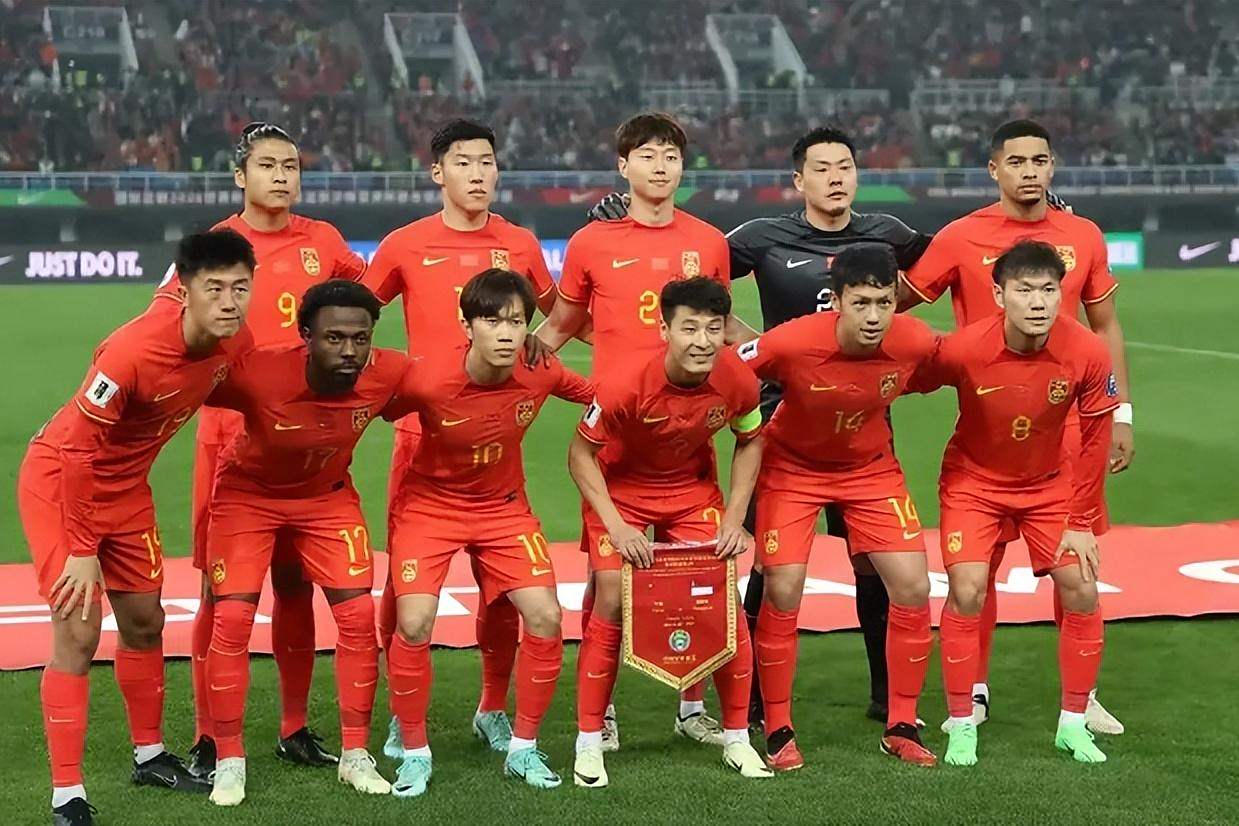 爱游戏体育-足球比赛中球员夺得胜利的关键一击