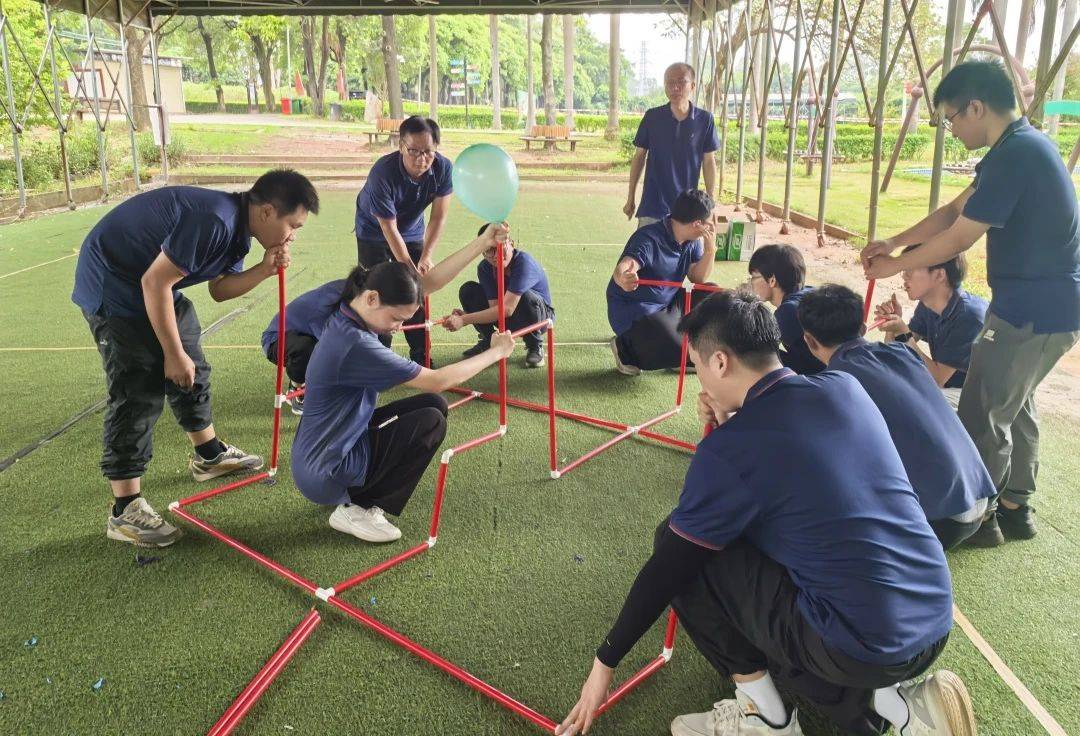 艰难比拼中体现团队意识与拼搏精神